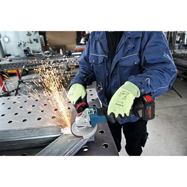 Ein Arbeiter benutzt einen Akku-Winkelschleifer zum Schleifen von Metall, wobei Funken sprühen.