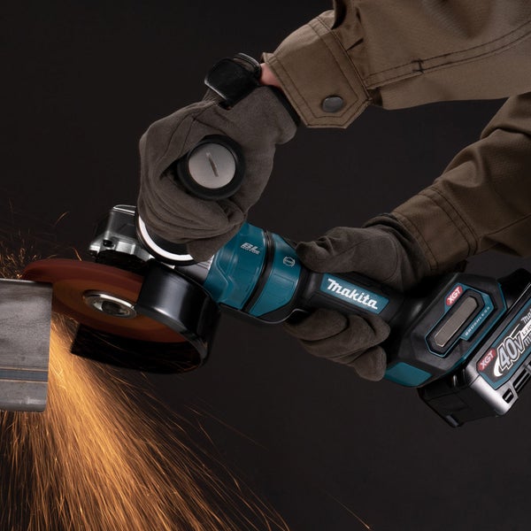 Makita Akku-Winkelschleifer 40 Volt Max wird zum Bearbeiten von Metall verwendet, wobei Funken fliegen.