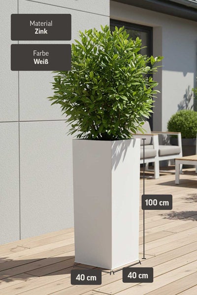 Weißer Pflanzkübel aus Zink in quadratischer Säulenform, Maße 40 mal 40 mal 100 Zentimeter, auf einer Holzterrasse.