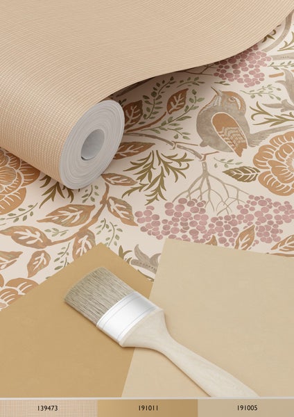 Tapete mit Vogel- und Blumenmuster, Farbfelder und Pinsel
