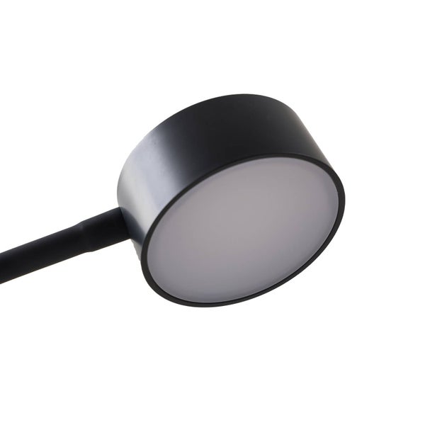 Nahaufnahme einer matt schwarzen, gebogenen Metallstange.