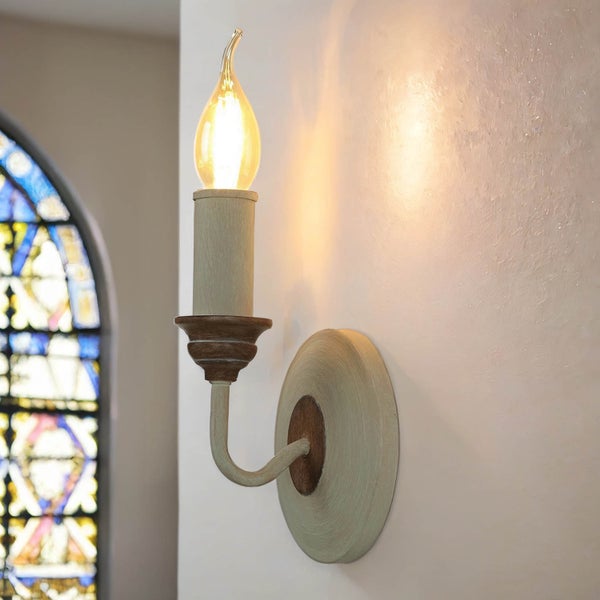 Wandleuchte mit einer Lampe in Form einer Kerzenflamme.