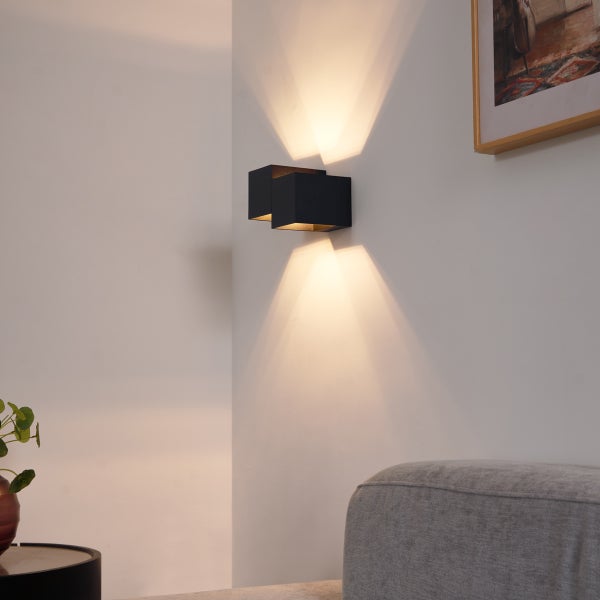 Wandleuchte mit Lichteffekt in einem Wohnraum.