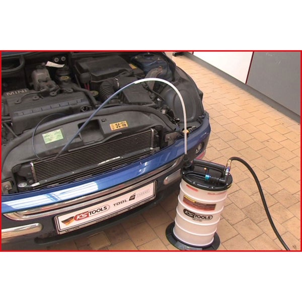 Motoröl-Absauggerät im Einsatz an einem Automotor