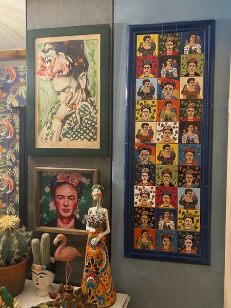Dekoratives Arrangement mit Frida Kahlo Motiven an der Wand