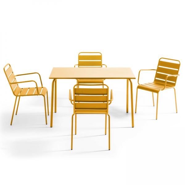 Gelbes Gartenmöbel-Set mit einem rechteckigen Tisch und vier Metallstühlen mit Armlehnen sowie Sitz- und Rückenflächen aus Latten.