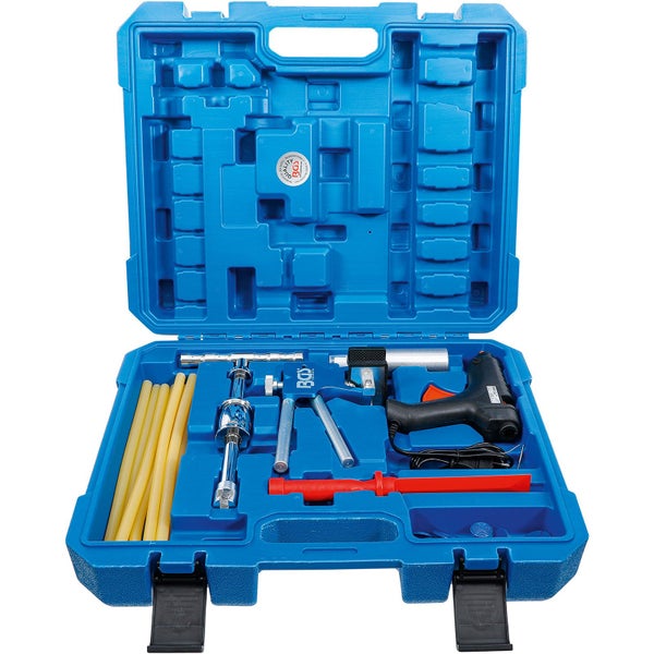 Offener blauer Werkzeugkoffer mit Klebepistole, Klebesticks und Zubehör