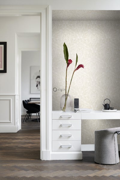 Elegantes Zimmer mit gemusterter Tapete, Schreibtisch und Sitzgelegenheit