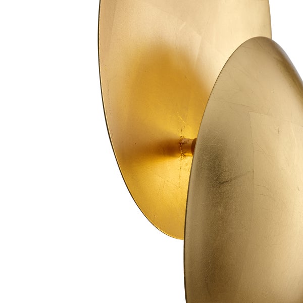 Detailaufnahme einer goldenen Lampe mit runden Elementen