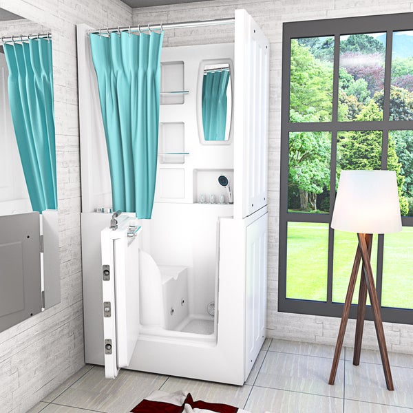 Barrierefreie Sitzbadewanne mit Dusche, integriertem Sitz, Spiegel und türkisblauem Duschvorhang in einem hellen Badezimmer mit großem Fenster.