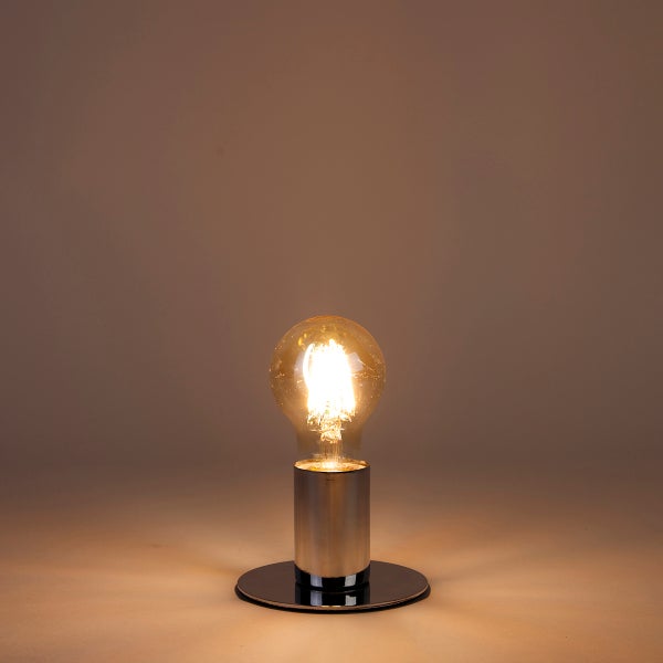 Eingeschaltete LED-Filamentlampe in einer zylindrischen Metallfassung.