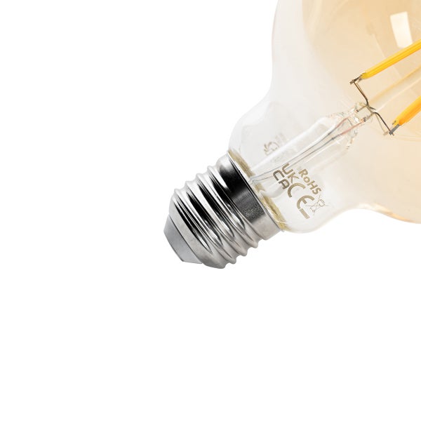 LED-Filament-Glühbirne mit E27-Sockel und Kennzeichnungen für europäische Konformität, britische Konformität und Beschränkung gefährlicher Stoffe.
