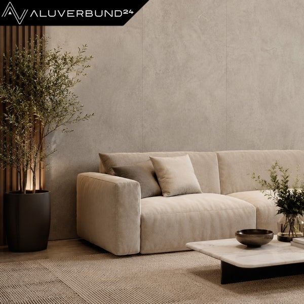 Wohnzimmer mit Aluverbund24 Logo, Wandpaneelen in Betonoptik, modernem Sofa und Holzlamellen.