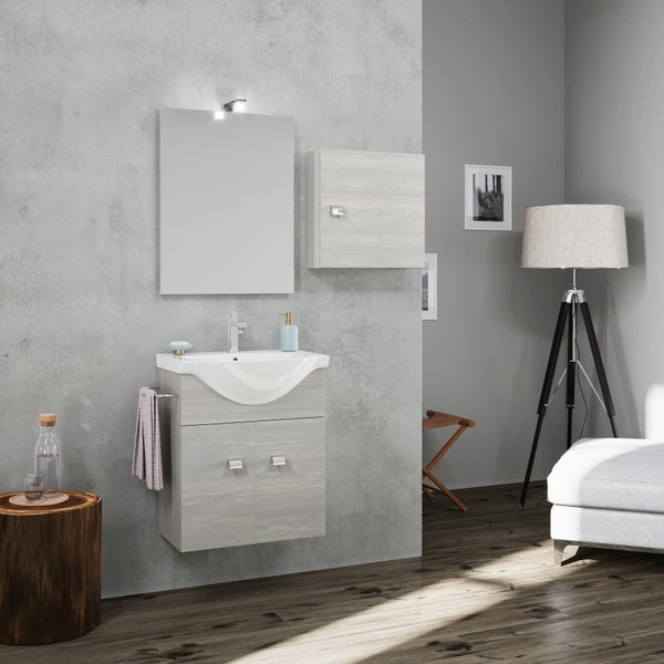 Badezimmer mit Waschbeckenunterschrank, Spiegelschrank und Holzdekor