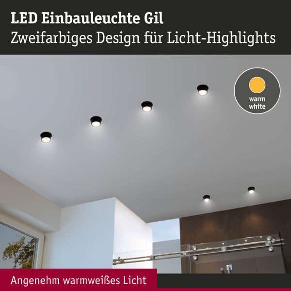 Schwarze LED-Einbauleuchten Gil an einer weißen Decke mit warmweißem Licht in einem hellen Raum mit Glasgeländer.