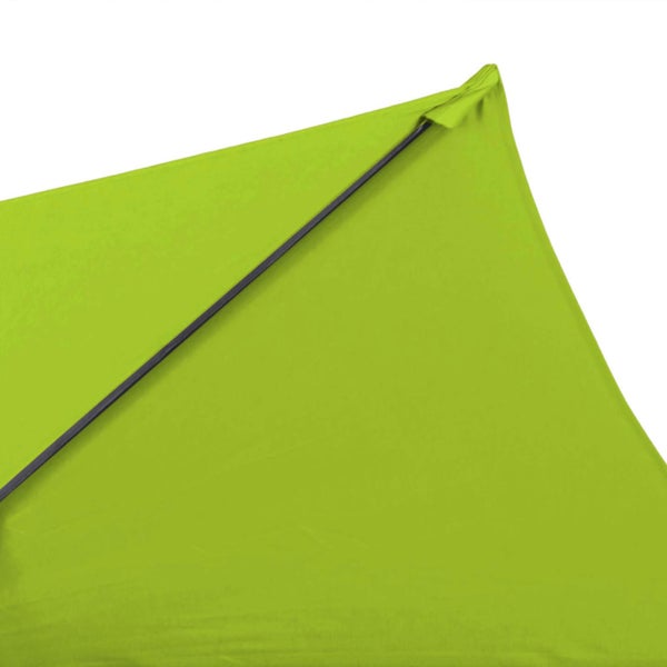 Detailansicht eines grünen Sonnenschirms mit einer dunklen Strebe und Textilbespannung.