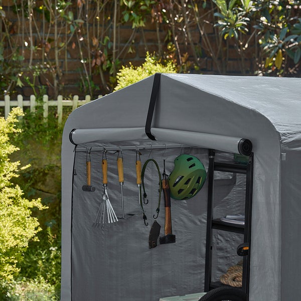 Graues Gerätehaus mit Gartengeräten und Fahrradzubehör