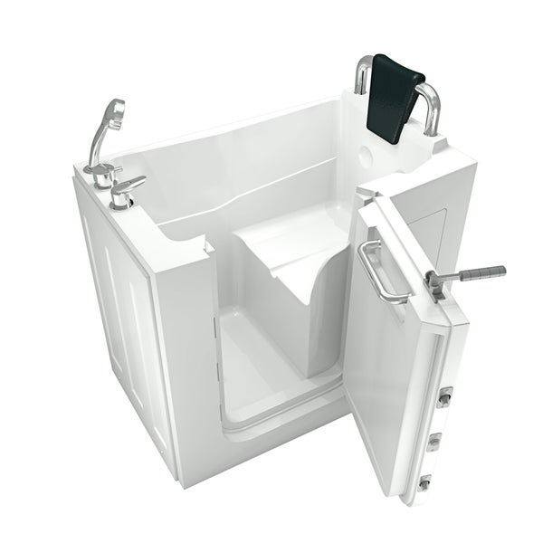 Weiße Sitzbadewanne mit geöffneter Tür, integriertem Sitz, Nackenkissen, Handbrause und verchromten Armaturen.