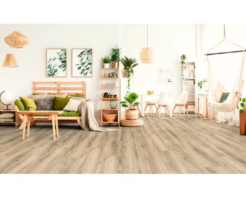 Wohnzimmer mit Holzboden, Sofa und Hängesessel für ein helles, freundliches Ambiente