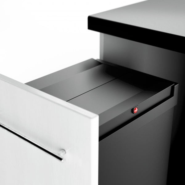 Einbaubares Abfalltrennsystem im Küchenunterschrank mit Deckel und Hailo Logo.