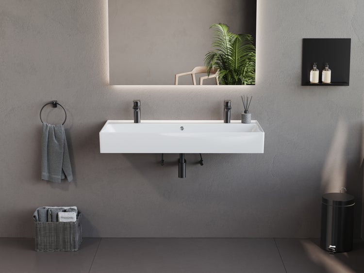 Helles Badezimmer mit einem Doppelwaschtisch, einem Spiegel mit Beleuchtung und passenden Accessoires für ein modernes Ambiente.