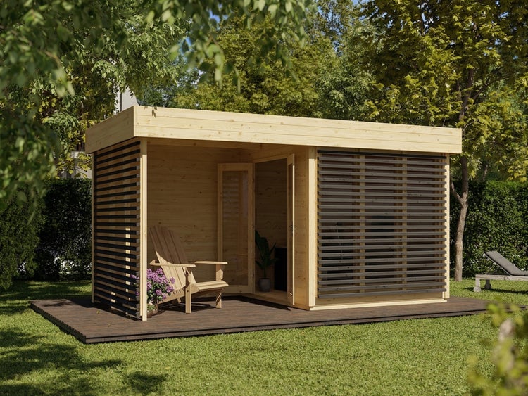 Modernes Gartenhaus aus Holz mit Flachdach, dunklen Lamellen, Glastür und Holzterrasse in einem grünen Garten.