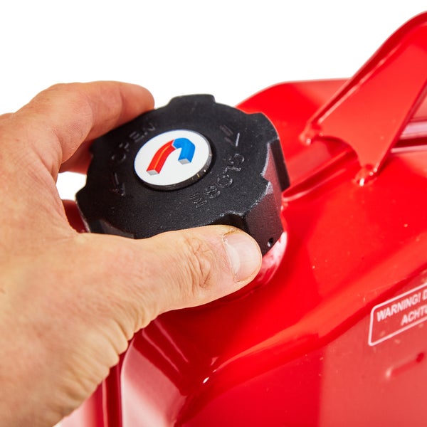 Hand öffnet den Verschlussdeckel eines Metallkraftstoffkanisters mit aufgedrucktem Symbol