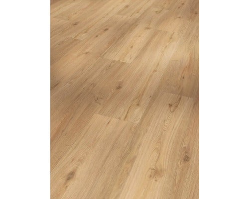 Verlegter Laminatboden mit Holzoptik.