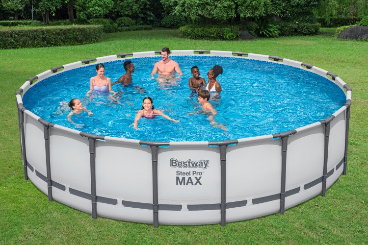Rundes Bestway Steel Pro MAX Aufstellbecken aus Stahl im Garten mit einer Gruppe von Erwachsenen und Kindern im Wasser.