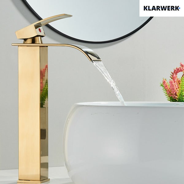 Hohe Waschtischarmatur in Goldoptik mit Wasserfallauslauf für Aufsatzwaschbecken, Klarwerk Logo.