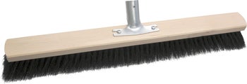 Saalbesen mit Holzkörper, schwarzen Borsten und Metall-Stielhalterung.