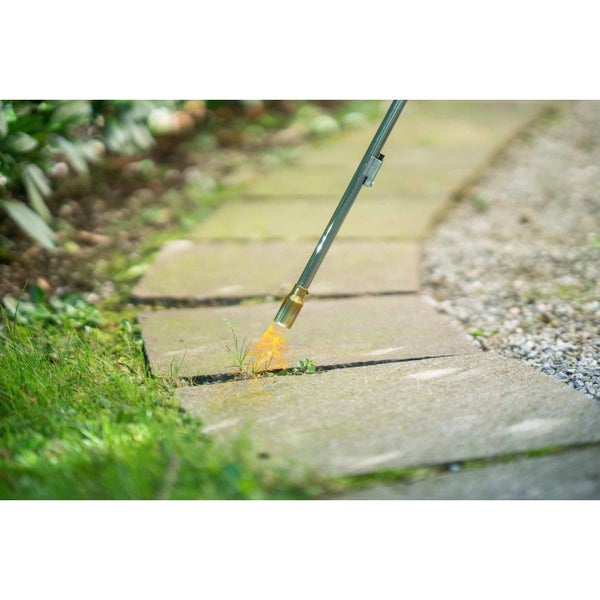 Unkrautbrenner im Einsatz auf Steinplattenweg