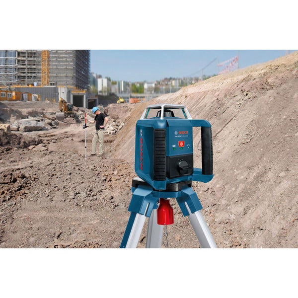 Bosch Rotationslaser auf einer Baustelle mit einer Person, die ein Messgerät verwendet