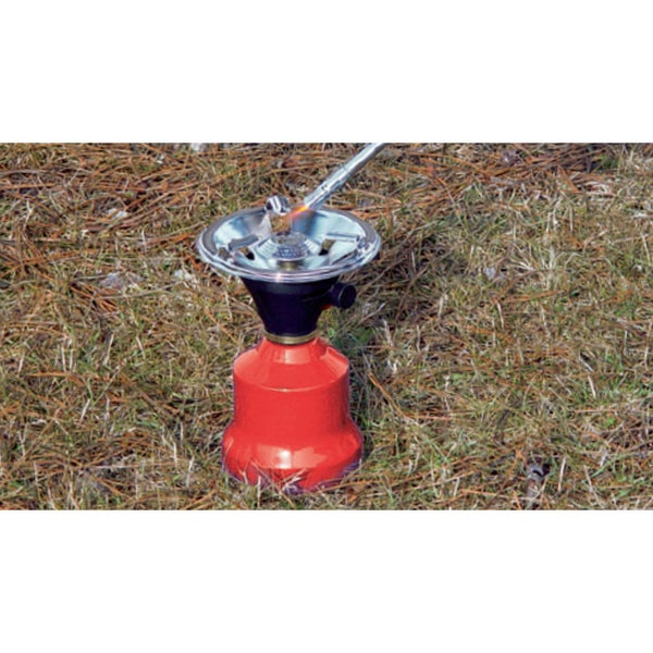 Campingkocher im Freien auf Gras