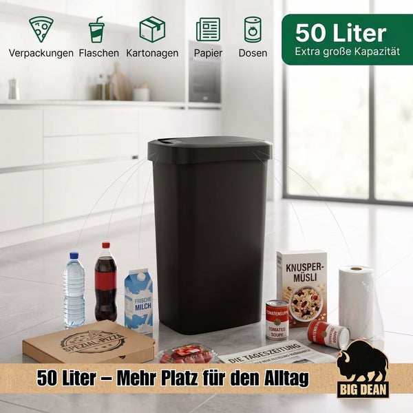 Schwarzer 50 Liter Abfalleimer von Big Dean mit verschiedenen Haushaltsabfällen zur Veranschaulichung der Kapazität in einer modernen Küche.
