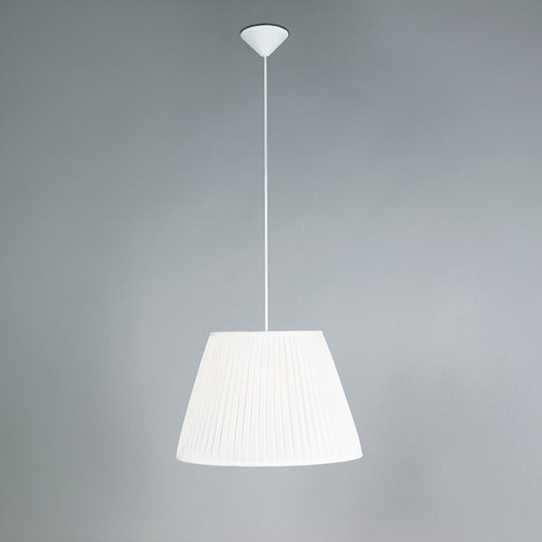 Weiße Pendelleuchte mit plissiertem Textilschirm in konischer Form, Kabel und Deckenbaldachin.