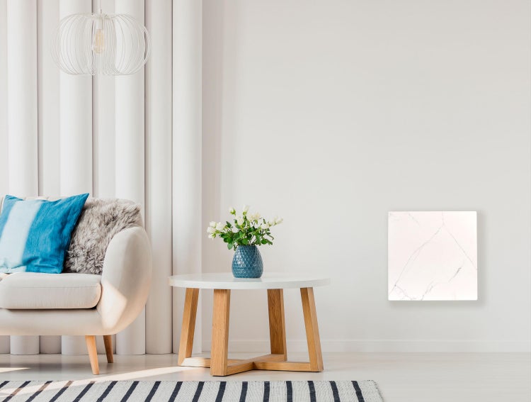 Wohnzimmer mit Sofa, Tisch, Heizkörper und Dekoration