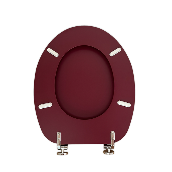 Bordeauxfarbener Toilettensitz mit Metallscharnieren und vier weißen Abstandshaltern auf der Unterseite.