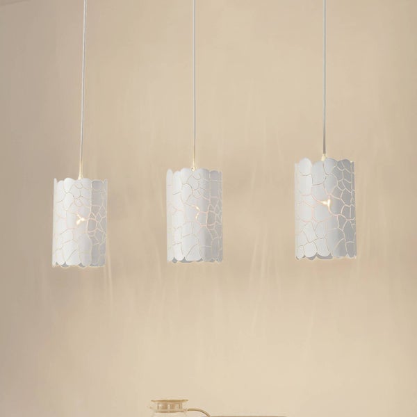 Drei Pendelleuchten mit zylindrischen Lampenschirmen