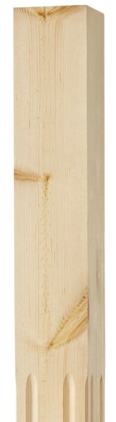 Eckiger Holzpfosten aus hellem Nadelholz mit natürlicher Maserung, Astlöchern und dekorativen Fräsungen im unteren Bereich.