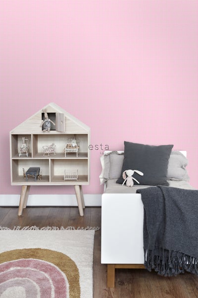 Kinderzimmer mit Puppenhausregal, Bett, Kissen und Teppich