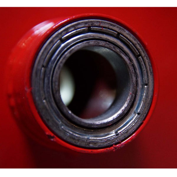 Nahaufnahme eines Lagers in einem roten Gehäuse