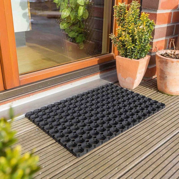 Schmutzfangmatte aus Gummi vor einer Haustür