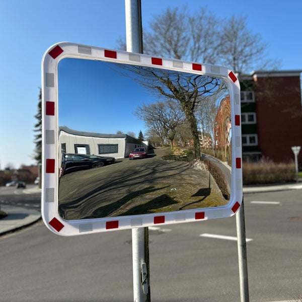 Rechteckiger Verkehrsspiegel zur Montage an einem Mast zur Verbesserung der Übersicht an unübersichtlichen Straßenstellen