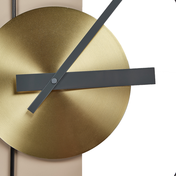 Nahaufnahme einer modernen Wanduhr mit kreisförmigem metallischem Mittelpunkt und zwei flachen schwarzen Zeigern.