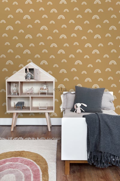 Kinderzimmer mit Tapete, Puppenhaus, Bett und Teppich im Regenbogen-Design