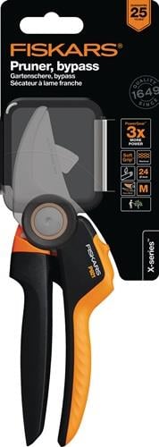 Fiskars Bypass-Gartenschere X-series P921 in Verkaufsverpackung mit einer maximalen Schnittkapazität von 24 Millimetern.
