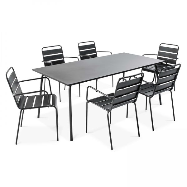 Modernes Gartenmöbel-Set aus Metall mit rechteckigem Gartentisch und sechs Armlehnstühlen im Latten-Design.