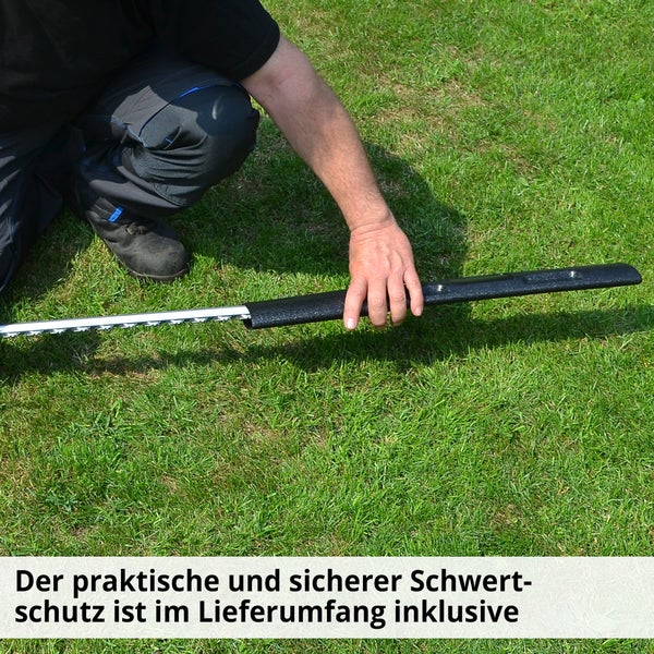 Person schiebt Schwertschutz auf Heckenscherenmesser