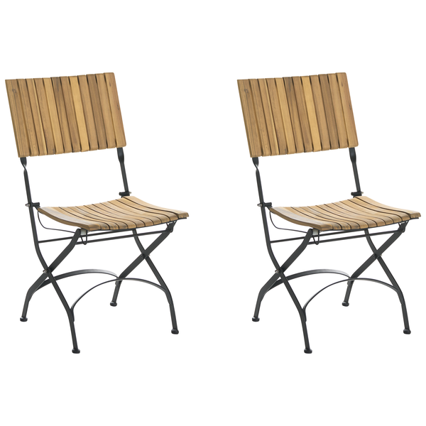 Zwei klappbare Gartenstühle aus Holz und Metall im klassischen Biergarten-Stil mit Lattenrost-Sitzfläche und Rückenlehne.